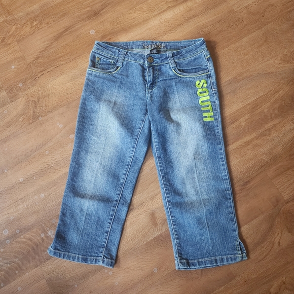 South Pole Denim Capris With SOUTH Embroidered on Back Pocket and Left Leg Sz 5 - Picture 3 of 7
